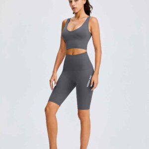 棕色运动外套搭配牛仔裤出口生产厂家供应商推荐