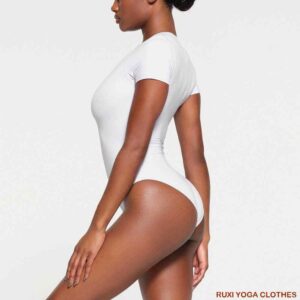 穿着裙子做瑜伽出口生产厂家工厂供应商推荐